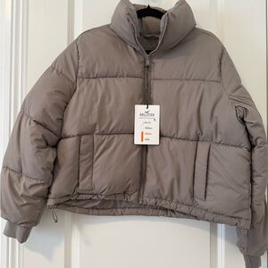 Hollister Cropped Puffer Jacket in Light Taupe